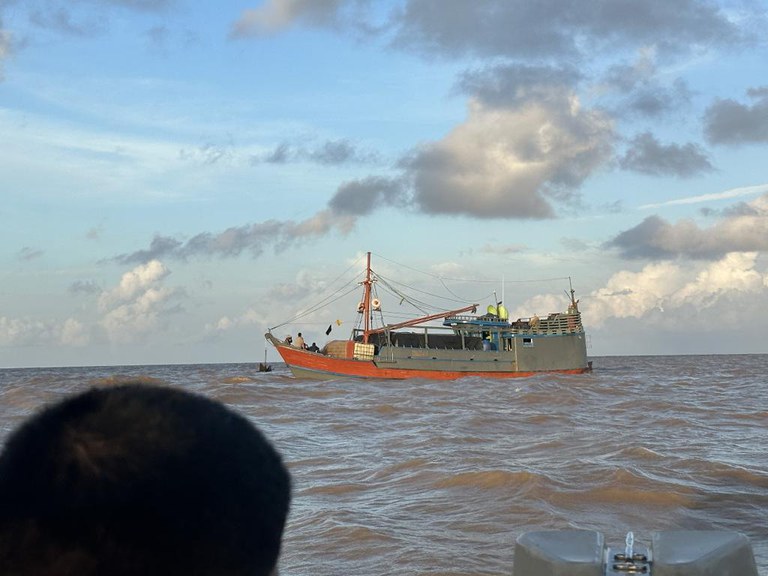 A embarcação e os tripulantes permanecem sob escolta da Polícia Federal e de um navio-patrulha da Marinha