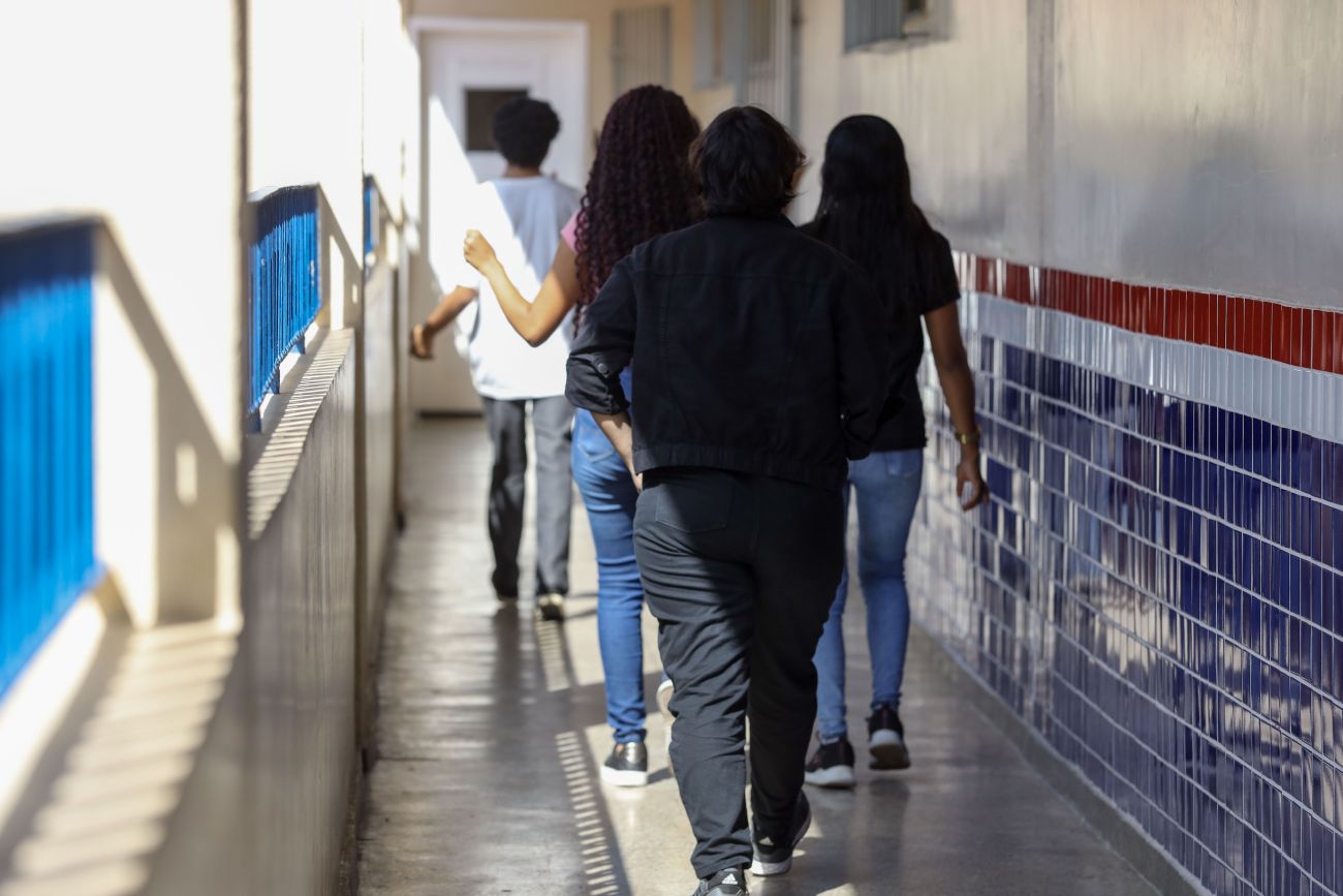 Alunos da rede estadual voltam às escolas nesta segunda-feira