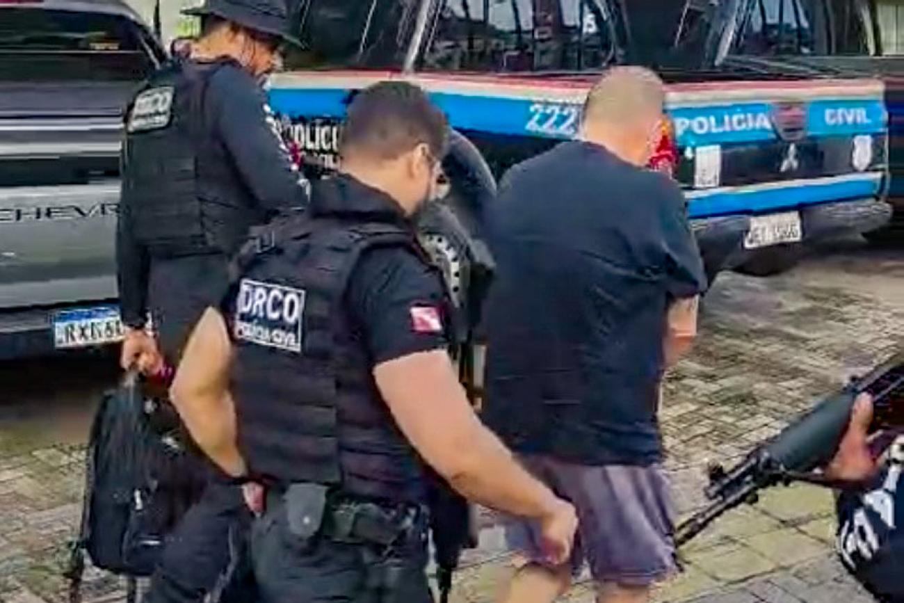 Um dos suspeitos preso pela polícia durante a operação desta quinta-feira