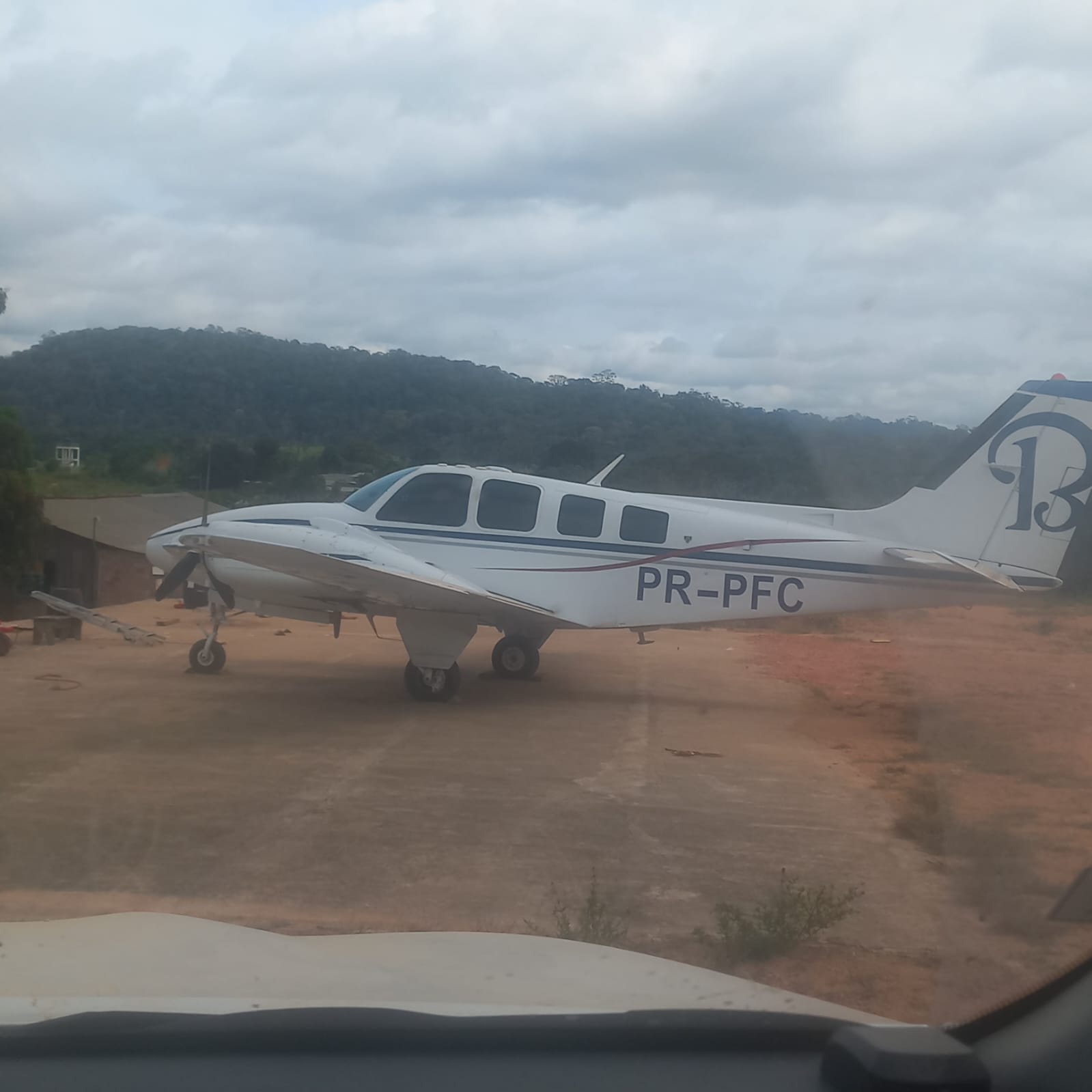 Avião apreendido pela polícia antes de ser incediado criminosamente