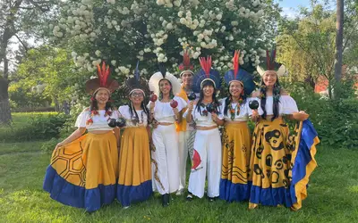 Mulheres indígenas da Amazônia, grupo As Karuana encanta a Europa com carimbó em turnê internacional